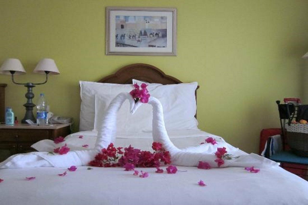Renaissance Sharm El Sheikh Golden View Beach Resort Eksteriør bilde A bed with a towel swan
